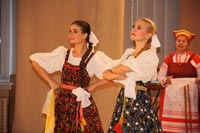 Всё бы пела да играла, всё бы веселилась я…